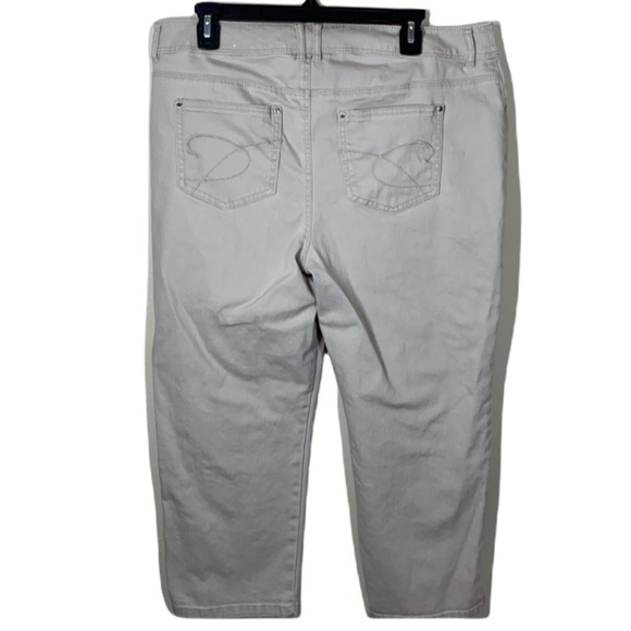Platinum Chico’s 2.5 khaki crops - Picture 2 of 4